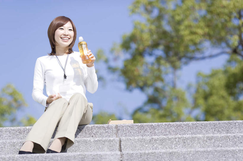 东方人,一个人,坐,笑,微笑,露齿笑,横图,室外,白天,仰视,植物,楼梯,亚洲,仅一个年轻女性,仅一个女性,仅一个人,阴影,服装,光线,影子,阶梯,拿,拿着,注视,休闲装,黄种人,台阶,树,树木,衣服,绿色,白色,阳光,自然,瓶子,塑料制品,观察,看,休闲,休闲服,塑料瓶,服饰,生长,成长,观看,察看,关注,年轻女性,女人,女性,亚洲人,坐着,彩图,低角度拍摄,全身