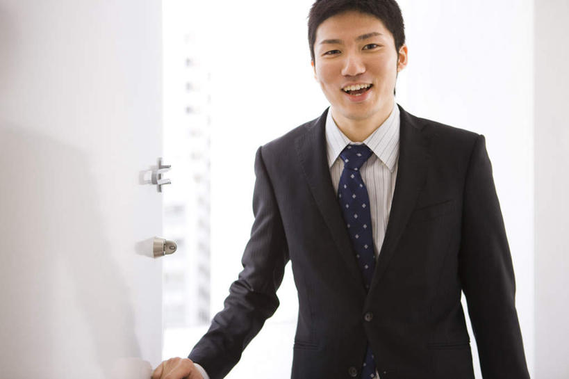 东方人,一个人,商务人士,商务男性,站,笑,微笑,露齿笑,横图,室内,白天,正面,衬衫,门,亚洲,仅一个男性,仅一个人,套装,朦胧,模糊,注视,黄种人,仅一个年轻男性,门框,观察,看,站着,观看,察看,关注,商务装,工薪阶层,男人,男性,年轻男性,亚洲人,白领,上班族,站立,半身,彩图,衬衣