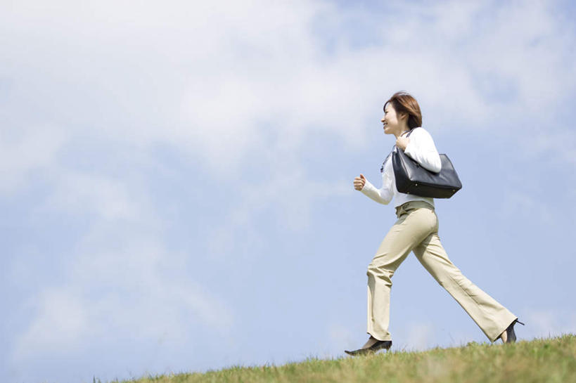 东方人,一个人,商务人士,商务女性,站,走,横图,室外,白天,仰视,草地,草坪,植物,亚洲,仅一个年轻女性,仅一个女性,仅一个人,套装,包,皮包,云,云朵,云彩,注视,黄种人,草,蓝色,绿色,白色,白云,蓝天,天空,天,观察,看,站着,晴朗,观看,单肩包,察看,关注,商务装,工薪阶层,年轻女性,女人,女性,亚洲人,白领,上班族,晴空,步行,散步,站立,走路,彩图,低角度拍摄,全身