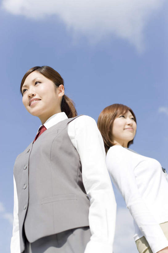 东方人,两个人,伙伴,朋友,商务人士,商务女性,站,笑,微笑,露齿笑,竖图,室外,白天,仰视,友谊,合作,团队,亚洲,阴影,套装,光线,影子,云,云朵,云彩,注视,黄种人,蓝色,白云,蓝天,天空,阳光,天,观察,看,站着,战略,晴朗,观看,察看,关注,商务装,工薪阶层,联合,合谋,配合,协作,年轻女性,女人,女性,亚洲人,白领,上班族,晴空,站立,半身,彩图,低角度拍摄