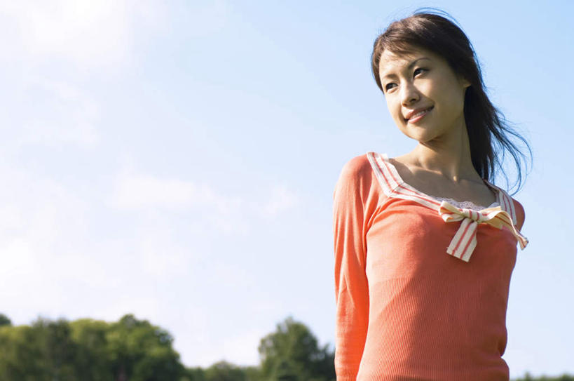 东方人,一个人,站,笑,微笑,横图,室外,白天,仰视,植物,亚洲,仅一个年轻女性,仅一个女性,仅一个人,服装,云,云朵,云彩,注视,休闲装,黄种人,树,树木,衣服,红色,蓝色,绿色,黑色,白云,蓝天,天空,自然,天,观察,看,站着,休闲,休闲服,服饰,生长,晴朗,成长,观看,察看,关注,背手,年轻女性,女人,女性,亚洲人,长发,晴空,站立,半身,彩图,低角度拍摄