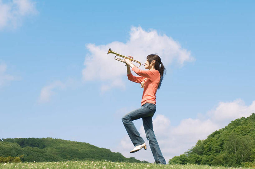 东方人,一个人,站,横图,室外,白天,仰视,亚洲,仅一个年轻女性,仅一个女性,仅一个人,阴影,服装,光线,影子,云,云朵,乐器,铜管乐器,圆号,拿,云彩,拿着,注视,休闲装,黄种人,一个,衣服,红色,蓝色,白云,蓝天,天空,阳光,天,吹,观察,看,站着,休闲,休闲服,服饰,晴朗,单个,观看,察看,法国号,练习,关注,铜管,年轻女性,女人,女性,亚洲人,晴空,站立,彩图,低角度拍摄,全身