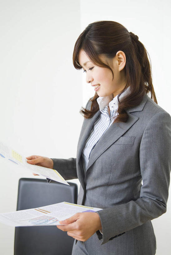 东方人,一个人,商务人士,商务女性,办公室,站,竖图,室内,白天,侧面,衬衫,亚洲,仅一个年轻女性,仅一个女性,仅一个人,套装,材料,档案,文件,墙,拿,拿着,注视,黄种人,墙壁,墙面,资料,观察,看,站着,观看,察看,关注,文档,商务装,工薪阶层,年轻女性,亚洲人,年轻人,白领,上班族,站立,半身,彩图,衬衣