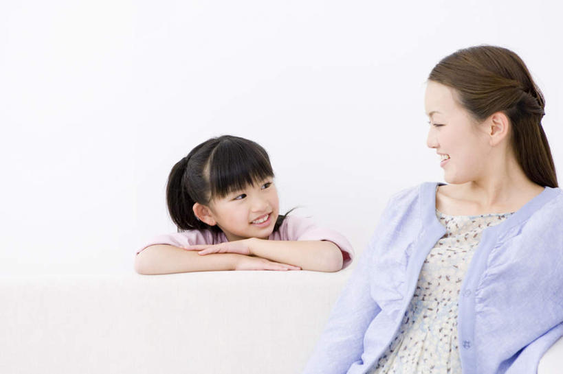 东方人,儿童,两个人,家庭,母亲,女儿,坐,笑,双手交叉,微笑,露齿笑,横图,室内,白天,白色背景,正面,纯洁,亚洲,服装,墙,注视,休闲装,黄种人,墙壁,墙面,小孩,衣服,蓝色,黑色,观察,回头,看,休闲,温暖,温馨,母女,一家人,休闲服,可爱,母爱,童年,童趣,摄影,服饰,影棚,观看,和睦,察看,双手抱胸,关注,童真,烂漫,无邪,天真,年轻女性,女孩,女人,女性,亚洲人,孩子,年轻人,长发,坐着,半身,彩图,影棚拍摄,拍摄,融洽,女生