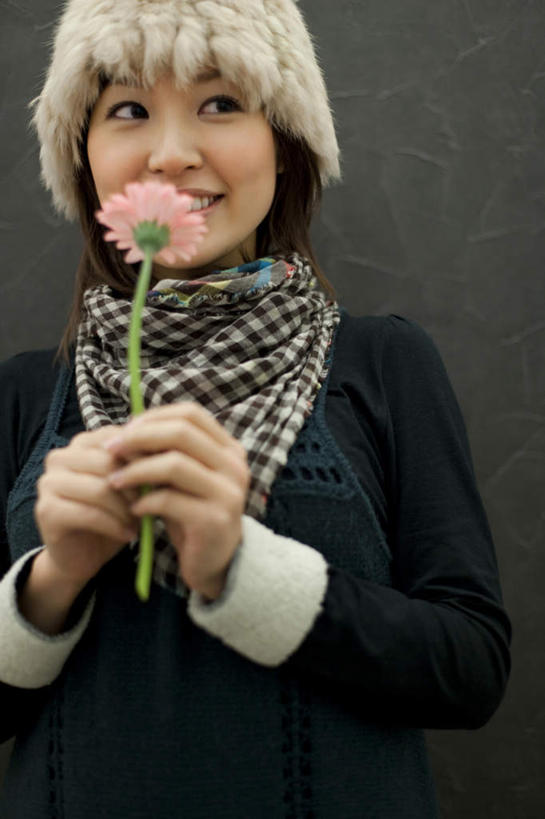 东方人,一个人,站,竖图,室内,白天,仰视,快乐,幸福,帽子,亚洲,仅一个年轻女性,仅一个女性,仅一个人,黑色背景,服装,盛开,玛格丽特,拿,花蕾,拿着,注视,休闲装,黄种人,雏菊,花,花瓣,花朵,鲜花,一朵,衣服,粉色,花苞,花蕊,观察,看,站着,休闲,休闲服,菊花,活力,摄影,服饰,影棚,观看,希望,察看,坚强,关注,和平,离别,延命菊,幸福花,春菊,马兰头花,编织帽,暗恋,纯情,单恋,天真,年轻女性,女人,女性,亚洲人,站立,半身,彩图,低角度拍摄,影棚拍摄,愉快,拍摄