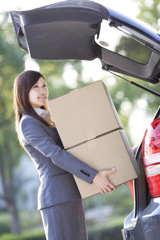 东方人,一个人,商务人士,商务女性,站,竖图,室外,白天,侧面,植物,汽车,亚洲,仅一个年轻女性,仅一个女性,仅一个人,一堆,阴影,堆叠,堆积,套装,光线,包装,影子,纸箱,拿,拿着,注视,黄种人,车,树,树木,绿色,阳光,自然,后备箱,容器,箱子,交通工具,轿车,观察,看,站着,生长,成长,观看,堆,察看,关注,载具,纸板箱,商务装,工薪阶层,包装箱,年轻女性,女人,女性,亚洲人,白领,上班族,站立,半身,彩图