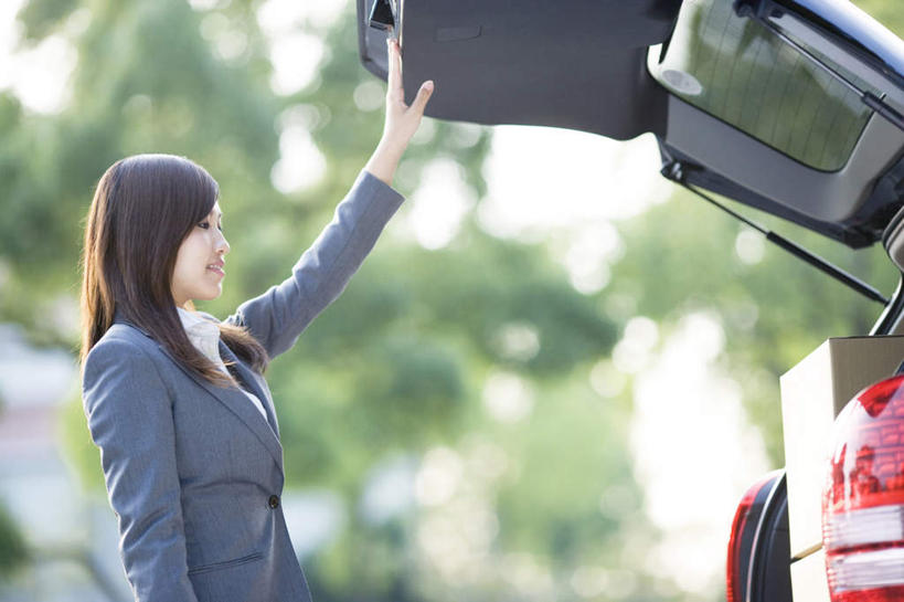 东方人,一个人,商务人士,商务女性,站,举,横图,室外,白天,侧面,植物,汽车,亚洲,仅一个年轻女性,仅一个女性,仅一个人,一堆,阴影,堆叠,堆积,套装,朦胧,模糊,光线,包装,影子,纸箱,注视,黄种人,车,树,树木,绿色,阳光,自然,后备箱,容器,箱子,交通工具,轿车,观察,看,托,站着,生长,成长,观看,堆,察看,关注,载具,纸板箱,商务装,工薪阶层,包装箱,年轻女性,女人,女性,亚洲人,白领,上班族,举起,举手,举着,向上举,向上伸,向上托,站立,半身,彩图