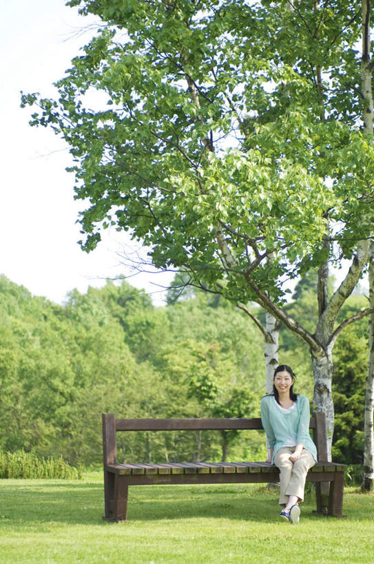 东方人,一个人,坐,笑,微笑,竖图,室外,白天,正面,草地,草坪,植物,亚洲,仅一个年轻女性,仅一个女性,仅一个人,服装,云,云朵,云彩,注视,休闲装,黄种人,草,树,树木,衣服,蓝色,绿色,白云,蓝天,天空,自然,天,观察,看,休闲,休闲服,服饰,生长,成长,观看,察看,关注,年轻女性,女人,女性,亚洲人,坐着,彩图,全身