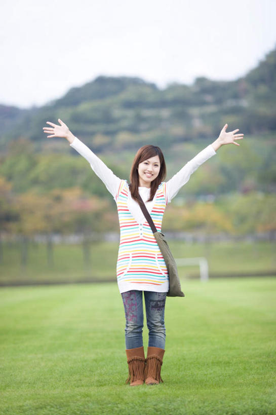 东方人,一个人,站,举,笑,微笑,竖图,室外,白天,正面,草地,草坪,植物,亚洲,仅一个年轻女性,仅一个女性,仅一个人,条纹,服装,云,云朵,云彩,注视,休闲装,黄种人,草,树,树木,衣服,红色,蓝色,绿色,白云,蓝天,天空,自然,天,观察,看,托,站着,休闲,休闲服,服饰,生长,成长,观看,察看,关注,年轻女性,女人,女性,亚洲人,举起,举手,举着,向上举,向上伸,向上托,站立,彩图,全身