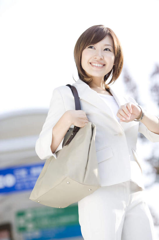 东方人,一个人,站,笑,微笑,露齿笑,竖图,室外,白天,正面,车站,亚洲,仅一个年轻女性,仅一个女性,仅一个人,阴影,服装,朦胧,模糊,光线,日文,包,标志,公文包,文字,影子,字符,站台,拿,拿着,注视,休闲装,黄种人,标识,衣服,阳光,观察,看,站着,休闲,休闲服,服饰,公事包,观看,察看,关注,日语,年轻女性,女人,女性,亚洲人,站立,半身,彩图