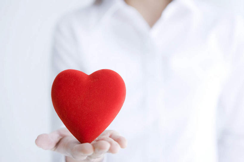 东方人,手,手掌,一个人,站,捧,横图,室内,特写,白天,白色背景,正面,衬衫,爱情,亚洲,仅一个年轻女性,仅一个女性,仅一个人,服装,爱心,朦胧,模糊,浪漫,休闲装,黄种人,一个,衣服,红色,白色,站着,休闲,温暖,温馨,心形,手部,休闲服,恩爱,摄影,服饰,影棚,单个,单手,和睦,年轻女性,女人,女性,亚洲人,心型,端,端着,捧着,手捧,站立,半身,彩图,影棚拍摄,衬衣,拍摄,融洽