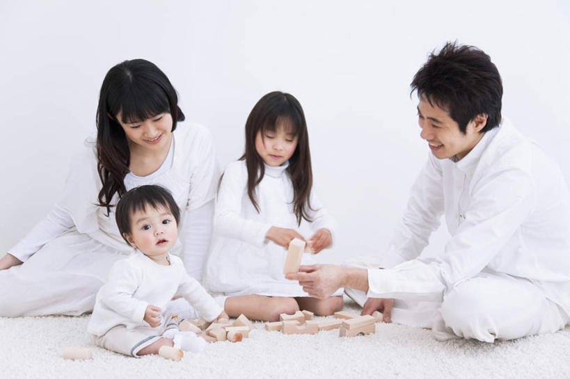 东方人,儿童,家庭,夫妻,母亲,父亲,女儿,坐,笑,微笑,露齿笑,横图,室内,白天,白色背景,正面,爱情,游戏,纯洁,智慧,玩具,亚洲,服装,浪漫,玩,注视,休闲装,黄种人,娱乐,小孩,衣服,白色,黑色,观察,看,休闲,温暖,温馨,父女,母女,一家人,休闲服,积木,恩爱,父爱,可爱,母爱,童年,童趣,益智,恋人,摄影,服饰,影棚,观看,活动,和睦,察看,思维,发泄,关注,消遣,智力,想象,童真,烂漫,无邪,宣泄,天真,男人,男性,年轻男性,年轻女性,女孩,女人,女性,亚洲人,孩子,年轻人,长发,夫妇,情侣,玩耍,嬉戏,坐着,半身,彩图,影棚拍摄,拍摄,伴侣,融洽,女生