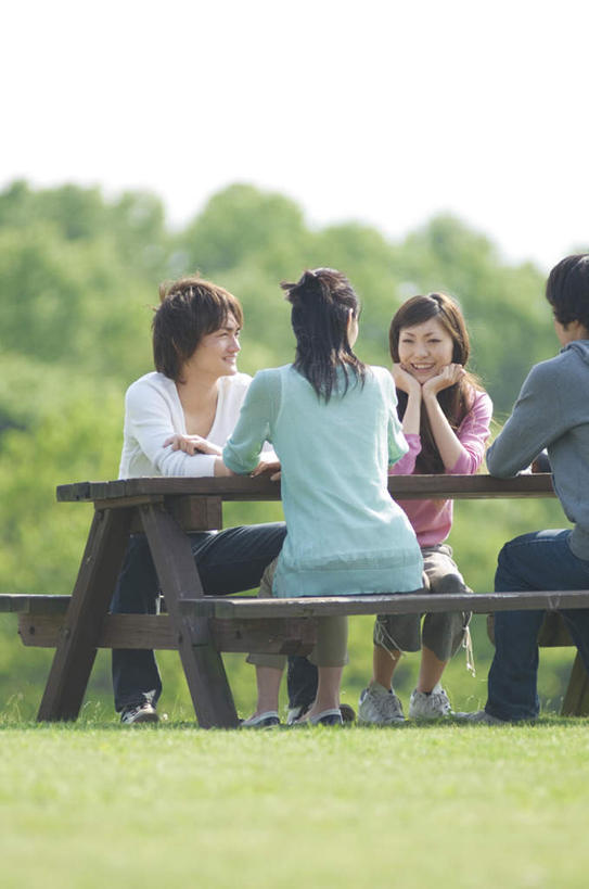 东方人,背部,四个人,伙伴,朋友,坐,笑,微笑,竖图,室外,白天,正面,友谊,草地,草坪,植物,桌子,亚洲,撑,服装,木桌,云,云朵,云彩,托腮,注视,休闲装,黄种人,草,树,树木,衣服,粉色,蓝色,绿色,白色,灰色,白云,蓝天,天空,自然,天,观察,看,托,休闲,休闲服,服饰,生长,成长,观看,察看,关注,托下巴,友情,男人,男性,年轻男性,年轻女性,女人,女性,亚洲人,坐着,半身,彩图