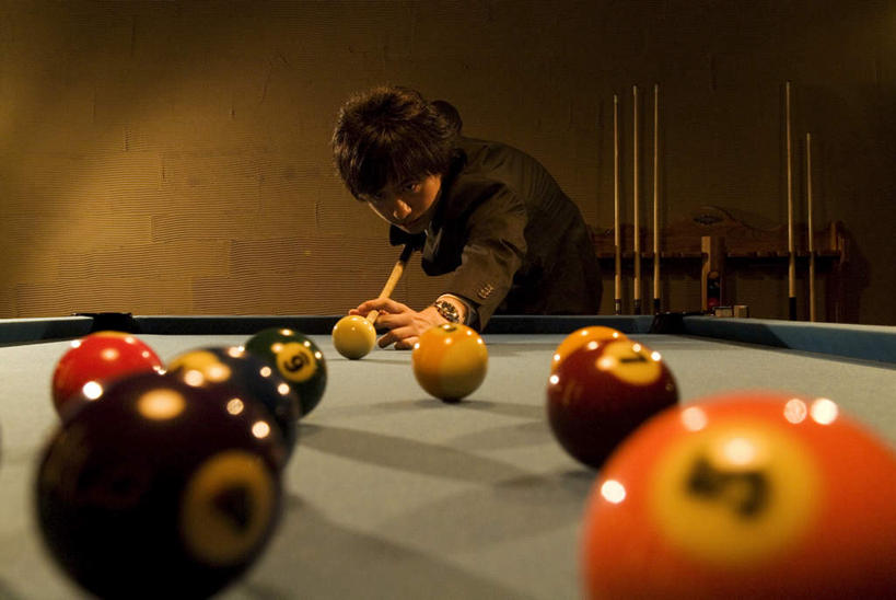 东方人,一个人,站,横图,室内,白天,正面,锻炼,运动,台球,亚洲,仅一个男性,仅一个人,弯腰,撞球,阴影,服装,光线,球杆,影子,灯光,注视,休闲装,黄种人,运动器械,彩球,仅一个年轻男性,衣服,观察,看,站着,休闲,休闲服,健身器械,服饰,观看,察看,台球桌,关注,健身器材,娱乐场所,斯诺克,弯身,斯诺克球,斯诺克台球,体育,桌球,男人,男性,年轻男性,亚洲人,站立,半身,彩图,健身,运动器材