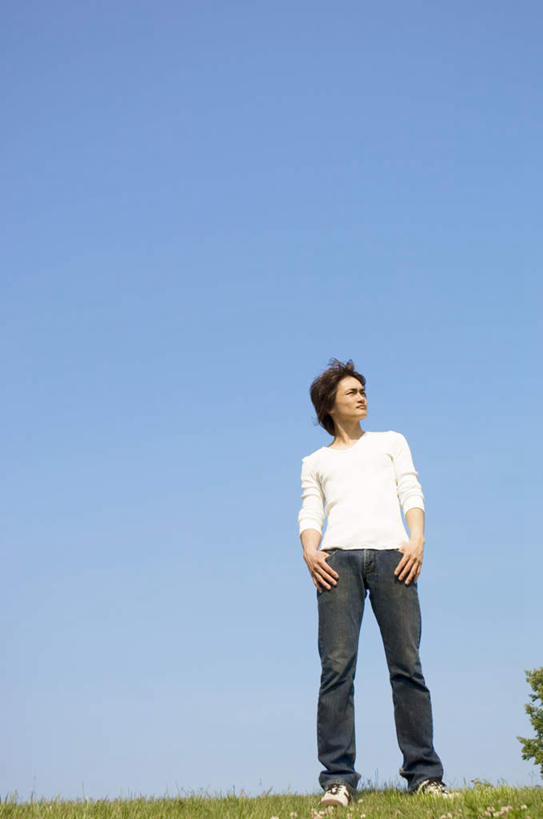 东方人,一个人,站,竖图,室外,白天,仰视,草地,草坪,植物,亚洲,仅一个男性,仅一个人,服装,注视,休闲装,黄种人,草,仅一个年轻男性,衣服,蓝色,绿色,白色,蓝天,天空,天,观察,看,站着,休闲,休闲服,服饰,观看,察看,关注,双手抄兜,双手放兜,男人,男性,年轻男性,亚洲人,插兜,两手抄兜,两手放兜,手插兜,手放口袋,站立,彩图,低角度拍摄,全身,手抄兜