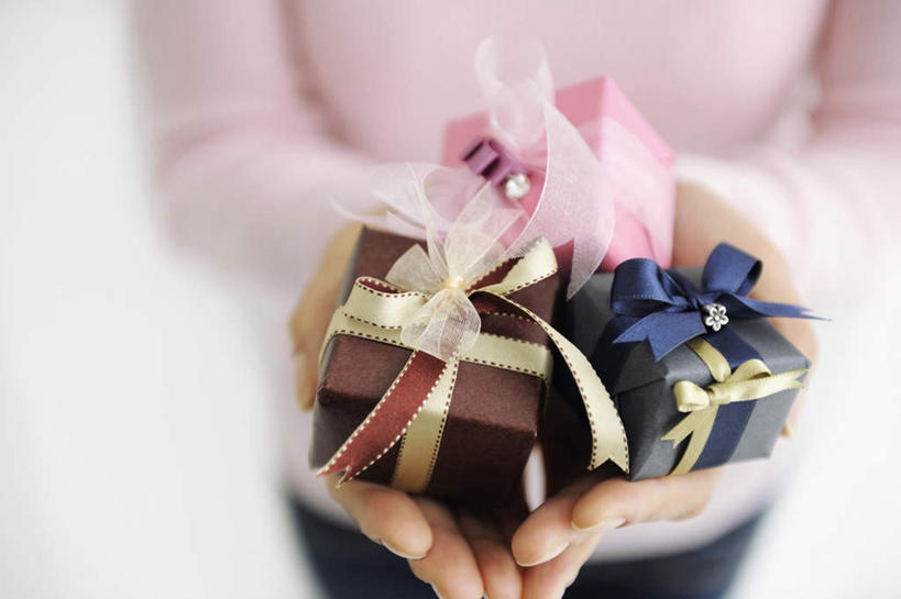 东方人,手,一个人,坐,捧,横图,俯视,室内,特写,白天,毛衣,礼盒,礼物,亚洲,双手,仅一个年轻女性,仅一个女性,仅一个人,服装,朦胧,模糊,丝绸,丝带,纸盒,褐色,缎带,休闲装,黄种人,绸带,盒子,三个,衣服,粉色,蓝色,包装盒,蝴蝶结,礼品盒,休闲,手部,休闲服,服饰,礼品,年轻女性,女人,女性,亚洲人,端,端着,捧着,手捧,坐着,半身,彩图,高角度拍摄,绒衣,套衫,套头毛衣,线衣