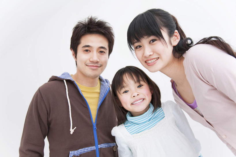 儿童,背部,三个人,家庭,夫妻,母亲,父亲,女儿,站,笑,微笑,露齿笑,横图,室内,白天,白色背景,仰视,爱情,纯洁,弯腰,墙,棕色,浪漫,注视,墙壁,墙面,小孩,白色,灰色,观察,看,站着,温暖,温馨,父女,母女,三口之家,一家人,恩爱,父爱,可爱,母爱,童年,童趣,恋人,摄影,影棚,观看,和睦,察看,关注,童真,烂漫,无邪,弯身,天真,男人,男性,年轻男性,年轻女性,女孩,女人,女性,孩子,年轻人,夫妇,情侣,站立,半身,彩图,低角度拍摄,影棚拍摄,拍摄,伴侣,融洽,女生