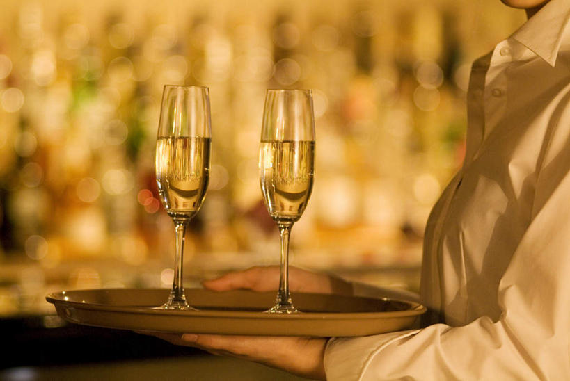 葡萄酒,东方人,一个人,服务员,站,捧,横图,室内,白天,侧面,工作服,制服,奢侈,快乐,杯子,亚洲,仅一个年轻女性,仅一个女性,仅一个人,服装,朦胧,模糊,高脚杯,两杯,浪漫,黄种人,玻璃制品,酒,饮料,衣服,酒杯,香槟,站着,诱惑,服饰,衣着,穿着,香槟杯,气泡酒,起泡酒,汽酒,工作制服,衣饰,年轻女性,女人,女性,亚洲人,服务生,侍者,玻璃杯,端,端着,捧着,手捧,站立,半身,彩图,工作套服,高兴,欢笑