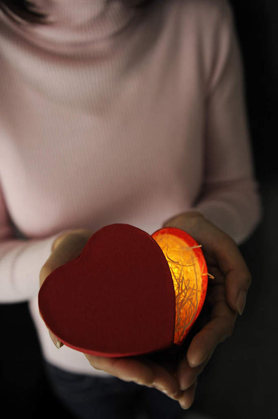 东方人,手,一个人,站,捧,竖图,俯视,室内,特写,白天,毛衣,爱情,亚洲,双手,仅一个年轻女性,仅一个女性,仅一个人,阴影,服装,爱心,光线,影子,灯光,浪漫,休闲装,黄种人,一个,衣服,粉色,红色,站着,休闲,温暖,温馨,心形,手部,休闲服,恩爱,服饰,单个,和睦,年轻女性,女人,女性,亚洲人,心型,端,端着,捧着,手捧,站立,半身,彩图,高角度拍摄,绒衣,套衫,套头毛衣,线衣,融洽