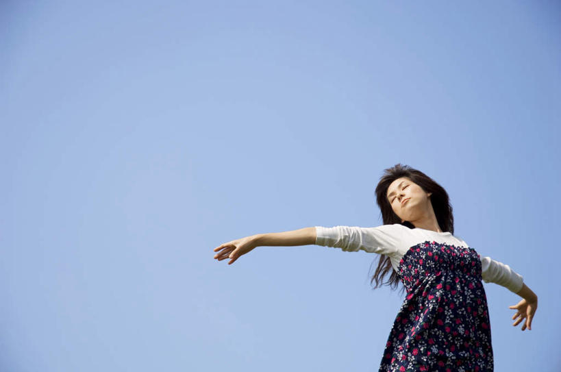 东方人,一个人,站,闭眼,伸展双臂,横图,室外,白天,仰视,跳舞,亚洲,仅一个年轻女性,仅一个女性,仅一个人,阴影,服装,光线,影子,休闲装,黄种人,衣服,蓝色,黑色,蓝天,天空,阳光,天,站着,休闲,休闲服,服饰,舞姿,年轻女性,女人,女性,亚洲人,长发,闭眼睛,闭着眼,闭着眼睛,敞开双臂,伸开双臂,展开双肩,站立,张开手臂,张开双臂,半身,彩图,低角度拍摄,舞蹈