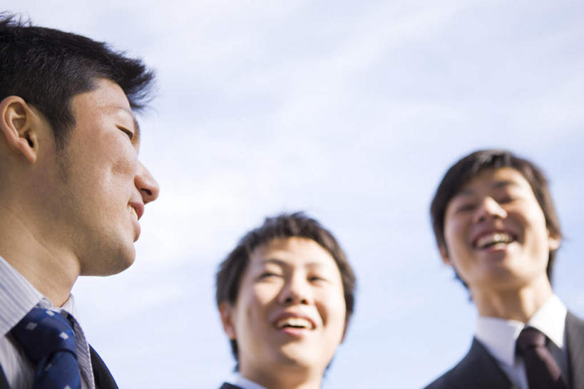 脸,头,脸颊,三个人,同事,商务人士,商务男性,办公室,站,笑,微笑,露齿笑,横图,室外,特写,白天,仰视,衬衫,成功,合作,团队,集体,信心,套装,云,云朵,领带,云彩,注视,队伍,肩膀,蓝色,白云,蓝天,天空,天,观察,看,站着,晴朗,观看,察看,领导,成就,关注,商务装,合伙,领袖,工薪阶层,男人,男性,年轻男性,年轻人,头部,脸部,脸蛋,面部,白领,上班族,晴空,站立,半身,彩图,低角度拍摄,衬衣