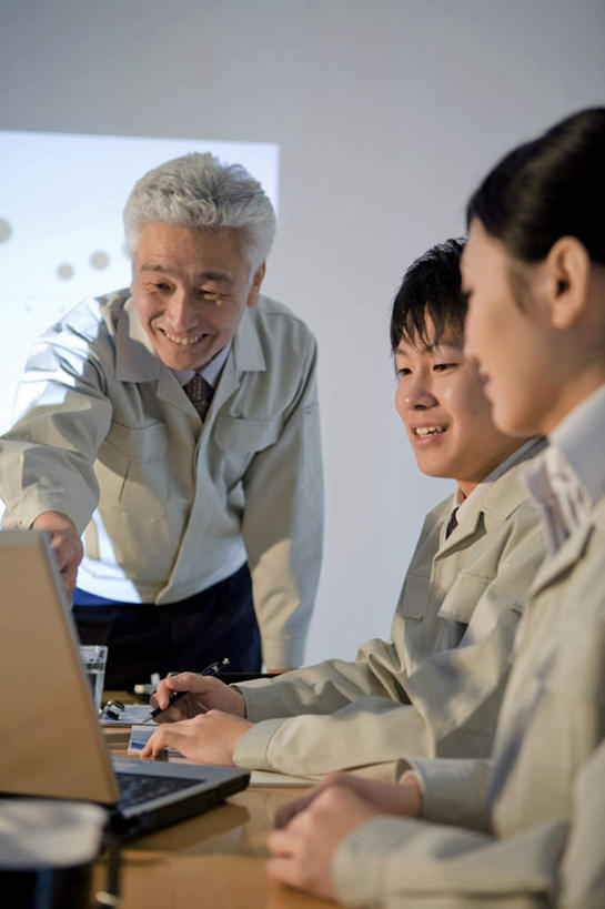 中年人,三个人,同事,商务人士,商务男性,商务女性,办公室,站,坐,竖图,室内,白天,正面,衬衫,成功,合作,团队,集体,信心,电脑,笔记本电脑,桌子,指,套装,网络,办公桌,领带,注视,方向,通讯设备,队伍,观察,看,手势,站着,观看,察看,无线,领导,指向,食指,成就,关注,通信设备,商务装,无线网络,合伙,领袖,无线上网,便携式电脑,工薪阶层,手提电脑,男人,男性,年轻男性,年轻女性,女人,女性,中年男性,年轻人,白领,上班族,站立,坐着,半身,彩图,衬衣