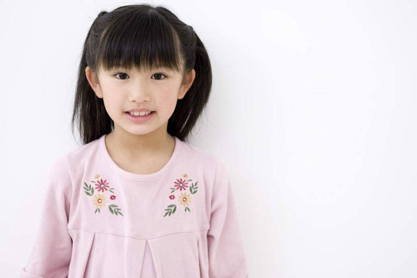 东方人,儿童,一个人,站,笑,微笑,横图,室内,白天,白色背景,正面,纯洁,亚洲,仅一个女性,仅一个人,花纹,服装,墙,注视,休闲装,黄种人,墙壁,墙面,小孩,衣服,粉色,黑色,观察,看,站着,仅一个小孩,休闲,休闲服,可爱,童年,童趣,摄影,服饰,影棚,观看,察看,关注,童真,烂漫,无邪,天真,女孩,女人,女性,亚洲人,孩子,长发,站立,半身,彩图,影棚拍摄,拍摄,女生