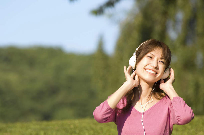 东方人,一个人,站,笑,摸,微笑,露齿笑,横图,室外,白天,正面,快乐,满意,幸福,草地,草坪,植物,亚洲,仅一个年轻女性,仅一个女性,仅一个人,抚摸,服装,朦胧,模糊,音响,音乐,注视,休闲装,黄种人,娱乐,草,树,树木,衣服,蓝色,绿色,紫色,黑色,蓝天,天空,自然,耳机,天,观察,看,站着,享受,休闲,休闲服,放松,服饰,生长,成长,观看,察看,舒适,享乐,关注,年轻女性,女人,女性,亚洲人,长发,触摸,接触,站立,半身,彩图