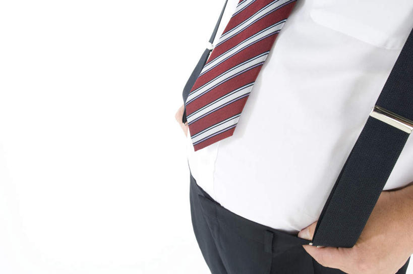 一个人,商务人士,商务男性,站,横图,室内,特写,白天,白色背景,侧面,衬衫,仅一个男性,仅一个人,条纹,套装,褐色,领带,拿,拿着,腰带,仅一个年轻男性,站着,摄影,影棚,商务装,工薪阶层,肥,胖,年轻男性,年轻人,白领,上班族,站立,半身,彩图,影棚拍摄,衬衣,拍摄