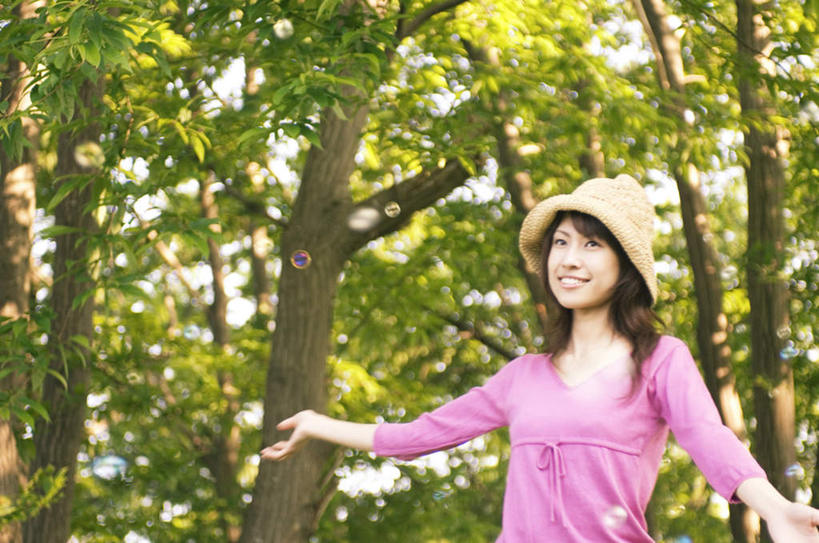 东方人,一个人,站,伸展双臂,横图,室外,白天,正面,植物,帽子,亚洲,仅一个年轻女性,仅一个女性,仅一个人,服装,注视,休闲装,黄种人,树,树木,衣服,绿色,紫色,黑色,自然,遮阳帽,观察,看,站着,休闲,休闲服,服饰,生长,成长,观看,察看,关注,年轻女性,女人,女性,亚洲人,长发,敞开双臂,伸开双臂,展开双肩,站立,张开手臂,张开双臂,半身,彩图