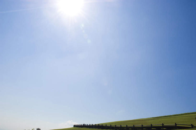 无人,栏杆,横图,室外,白天,仰视,旅游,度假,草地,草坪,美景,植物,栅栏,景观,篱笆,云,云朵,围栏,云彩,娱乐,护栏,草,蓝色,绿色,白云,蓝天,天空,自然,天,享受,休闲,景色,放松,晴朗,自然风光,晴空,彩图,低角度拍摄