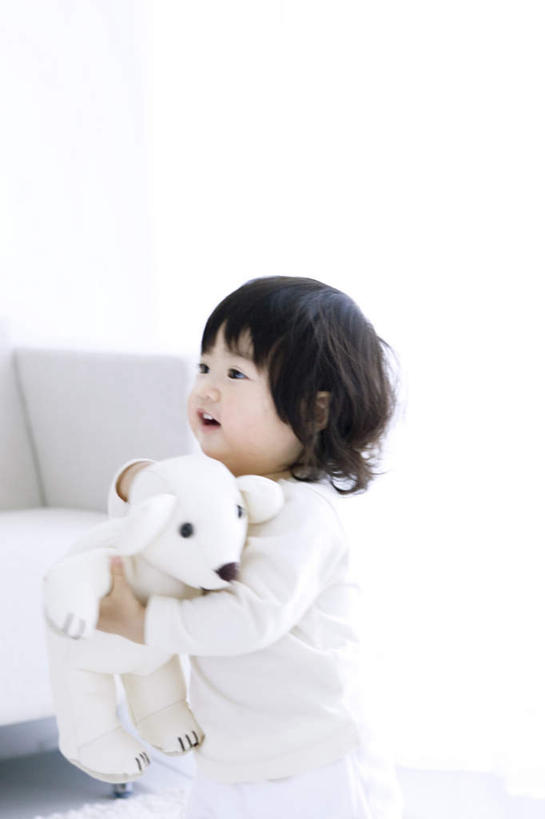 东方人,婴儿,儿童,一个人,客厅,站,抱,竖图,室内,白天,侧面,游戏,纯洁,沙发,玩具,亚洲,仅一个人,服装,玩,注视,休闲装,黄种人,娱乐,一个,小孩,衣服,白色,玩具熊,观察,看,站着,休闲,休闲服,可爱,益智,服饰,活泼,单个,抱着,观看,活动,察看,起居室,搂着,发泄,关注,消遣,智力,宝宝,纯真,烂漫,无邪,宣泄,伶俐,天真,亚洲人,孩子,搂,搂抱,玩耍,嬉戏,站立,半身,彩图,皮沙发