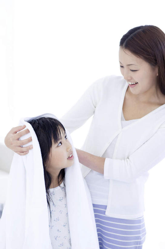 东方人,儿童,两个人,家庭,母亲,女儿,站,竖图,室内,白天,正面,纯洁,亚洲,擦,服装,纺织物,拿,拿着,注视,休闲装,黄种人,小孩,衣服,毛巾,观察,看,清洁,站着,休闲,温暖,温馨,母女,一家人,休闲服,可爱,母爱,童年,童趣,服饰,观看,保暖,和睦,察看,关注,童真,透气,烂漫,无邪,防水,储水,耐磨,吸水,天真,年轻女性,女孩,女人,女性,亚洲人,孩子,年轻人,站立,半身,彩图,融洽,女生