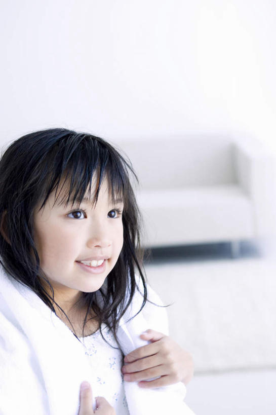 东方人,儿童,一个人,客厅,坐,笑,微笑,露齿笑,竖图,室内,白天,正面,纯洁,沙发,亚洲,仅一个女性,仅一个人,服装,朦胧,模糊,纺织物,注视,休闲装,黄种人,小孩,衣服,毛巾,观察,看,清洁,仅一个小孩,休闲,休闲服,可爱,童年,童趣,服饰,观看,保暖,察看,关注,童真,透气,烂漫,无邪,防水,储水,耐磨,吸水,天真,女孩,女人,女性,亚洲人,孩子,长发,坐着,半身,彩图,女生,皮沙发