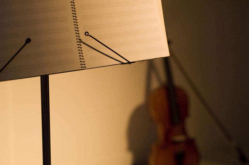 无人,横图,俯视,室内,特写,白天,静物,书籍,一把,一本,阴影,朦胧,模糊,光线,影子,支架,灯光,乐谱,乐器,五线谱,弦乐器,小提琴,音乐,摄影,影棚,节拍,弓拉弦乐器,弓拉弦鸣乐器,音符,符头,符干,符尾,乐章,彩图,高角度拍摄,影棚拍摄,拍摄