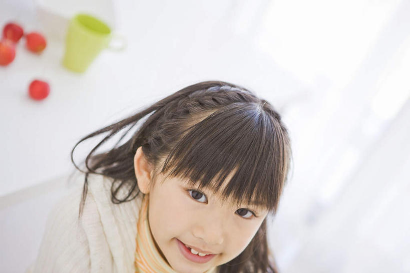 东方人,儿童,脸,头,脸颊,一个人,站,笑,微笑,露齿笑,横图,俯视,室内,特写,白天,纯洁,餐桌,桌子,亚洲,仅一个女性,仅一个人,服装,朦胧,模糊,注视,休闲装,黄种人,小孩,衣服,白色,黑色,观察,看,站着,仅一个小孩,休闲,休闲服,可爱,童年,童趣,服饰,餐台,观看,察看,关注,童真,烂漫,无邪,天真,女孩,女人,女性,亚洲人,孩子,头部,长发,脸部,脸蛋,面部,站立,半身,彩图,高角度拍摄,女生