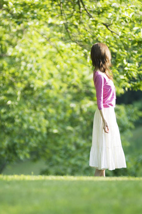 东方人,一个人,站,竖图,室外,白天,侧面,裙子,草地,草坪,植物,亚洲,仅一个年轻女性,仅一个女性,仅一个人,阴影,服装,光线,影子,注视,休闲装,黄种人,草,树,树木,衣服,绿色,紫色,阳光,自然,观察,看,站着,休闲,休闲服,短裙,服饰,生长,成长,观看,半身裙,察看,关注,年轻女性,女人,女性,亚洲人,站立,彩图,全身