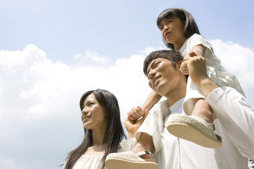 东方人,儿童,三个人,家庭,夫妻,母亲,父亲,女儿,站,笑,微笑,横图,室外,白天,仰视,爱情,纯洁,亚洲,阴影,服装,光线,影子,云,云朵,浪漫,云彩,注视,休闲装,黄种人,小孩,骑,衣服,蓝色,白云,蓝天,天空,阳光,天,观察,看,扛,站着,休闲,温暖,温馨,父女,母女,三口之家,一家人,休闲服,恩爱,父爱,可爱,母爱,童年,童趣,恋人,服饰,晴朗,观看,和睦,察看,关注,童真,烂漫,无邪,扛在肩上,骑在肩上,天真,男人,男性,年轻男性,年轻女性,女孩,女人,女性,亚洲人,孩子,年轻人,夫妇,情侣,晴空,站立,半身,彩图,低角度拍摄,伴侣,融洽,女生