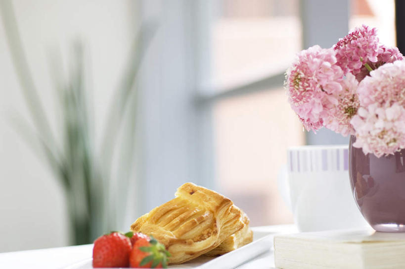 点心,面包,无人,横图,室内,特写,白天,正面,餐桌,桌子,草莓,浆果,餐具,水果,三朵,新鲜,盛开,碟子,盘,生食,食品,面点,果实,花蕾,花,花瓣,花朵,鲜花,食物,糕点,两个,粉色,盘子,碟,花苞,花蕊,摄影,有机食品,绿色食品,影棚,餐台,洋莓,水果皇后,红莓,地莓,彩图,影棚拍摄,拍摄