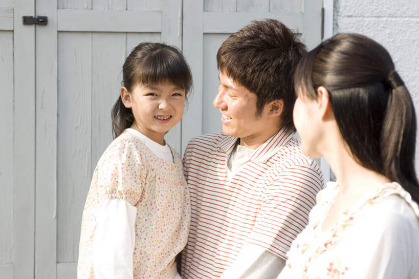 东方人,儿童,三个人,家庭,夫妻,母亲,父亲,女儿,站,笑,微笑,露齿笑,横图,室外,白天,正面,爱情,纯洁,亚洲,阴影,条纹,服装,光线,影子,墙,浪漫,注视,休闲装,黄种人,墙壁,墙面,小孩,衣服,红色,阳光,观察,看,站着,休闲,温暖,温馨,父女,母女,三口之家,一家人,休闲服,恩爱,父爱,可爱,母爱,童年,童趣,恋人,服饰,观看,和睦,察看,关注,童真,烂漫,无邪,天真,男人,男性,年轻男性,年轻女性,女孩,女人,女性,亚洲人,孩子,年轻人,夫妇,情侣,站立,半身,彩图,伴侣,融洽,女生