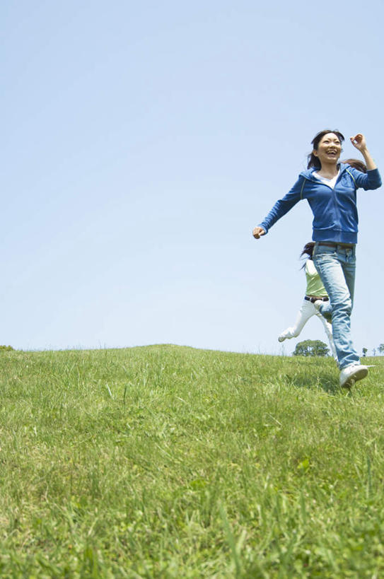 东方人,一个人,站,走,竖图,室外,白天,正面,草地,草坪,植物,亚洲,仅一个年轻女性,仅一个女性,仅一个人,服装,注视,休闲装,黄种人,草,衣服,蓝色,绿色,黑色,蓝天,天空,天,观察,看,站着,休闲,休闲服,服饰,观看,察看,关注,年轻女性,女人,女性,亚洲人,长发,步行,散步,站立,走路,彩图,全身