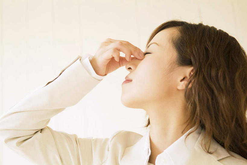 东方人,脸,头,鼻子,脸颊,手,一个人,商务人士,商务女性,办公室,站,闭眼,横图,室内,特写,白天,仰视,衬衫,按摩,亚洲,仅一个年轻女性,仅一个女性,仅一个人,套装,黄种人,肩膀,站着,手部,放松,单手,商务装,惬意,工薪阶层,指压,年轻女性,亚洲人,年轻人,头部,鼻,鼻孔,脸部,脸蛋,面部,白领,上班族,闭眼睛,闭着眼,闭着眼睛,站立,半身,彩图,低角度拍摄,衬衣