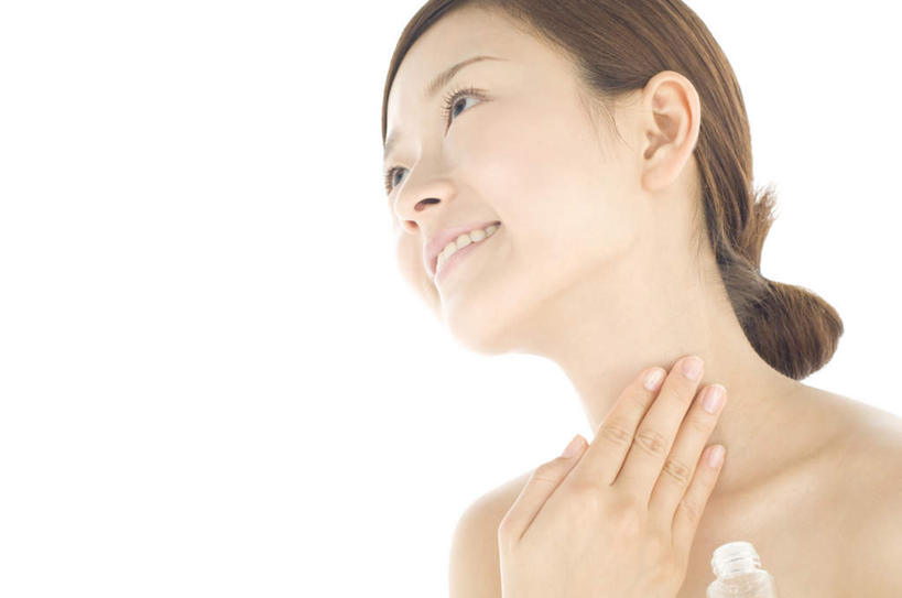 东方人,脸,头,脸颊,手,一个人,站,摸,横图,室内,特写,白天,白色背景,仰视,化妆,美容,亚洲,仅一个年轻女性,仅一个女性,仅一个人,抚摸,护肤,拿,拿着,涂抹,注视,黄种人,肩膀,玻璃制品,玻璃瓶,化妆品,瓶子,观察,看,站着,保养,享受,休闲,手部,放松,保健,摄影,影棚,观看,单手,察看,关注,养颜,年轻女性,女人,女性,亚洲人,头部,脸部,脸蛋,面部,触摸,接触,站立,半身,彩图,低角度拍摄,影棚拍摄,拍摄