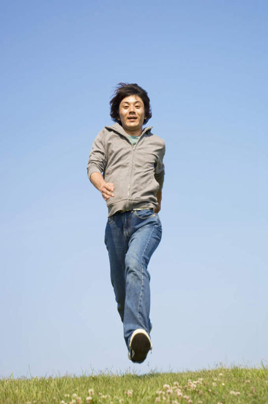 东方人,一个人,跑,竖图,室外,白天,正面,锻炼,运动,草地,草坪,植物,亚洲,仅一个男性,仅一个人,阴影,服装,光线,影子,注视,休闲装,黄种人,草,仅一个年轻男性,衣服,蓝色,绿色,蓝天,天空,阳光,天,观察,看,休闲,休闲服,服饰,观看,察看,关注,体育,男人,男性,年轻男性,亚洲人,跑步,彩图,全身,健身