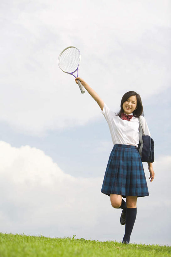 东方人,一个人,站,举,竖图,室外,白天,正面,制服,羽毛球,草地,草坪,植物,羽毛,亚洲,仅一个年轻女性,仅一个女性,仅一个人,服装,包,皮包,云,云朵,球拍,羽毛球拍,羽毛球装备,云彩,注视,黄种人,运动器械,草,衣服,蓝色,绿色,白云,蓝天,天空,天,观察,看,托,站着,校服,健身器械,服饰,观看,单肩包,察看,衣着,穿着,关注,健身器材,学生服,羽毛球球拍,衣饰,羽毛球运动,年轻女性,女人,女性,亚洲人,举起,举手,举着,向上举,向上伸,向上托,站立,彩图,全身,运动器材