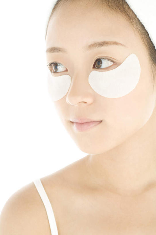 东方人,脸,头,脸颊,一个人,站,竖图,室内,特写,白天,白色背景,正面,化妆,美容,亚洲,仅一个年轻女性,仅一个女性,仅一个人,护肤,纺织物,注视,吊带衫,黄种人,肩膀,白色,毛巾,观察,看,清洁,站着,保养,享受,休闲,放松,保健,摄影,影棚,观看,保暖,察看,眼膜,关注,透气,养颜,防水,眼贴,储水,耐磨,吸水,年轻女性,女人,女性,亚洲人,头部,脸部,脸蛋,面部,站立,半身,彩图,影棚拍摄,拍摄