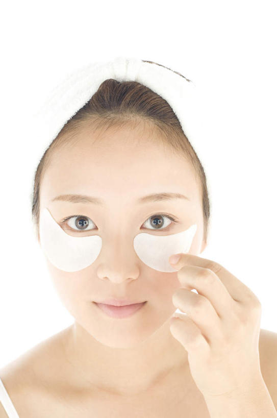 东方人,脸,头,脸颊,手,一个人,站,竖图,室内,特写,白天,白色背景,正面,化妆,美容,亚洲,仅一个年轻女性,仅一个女性,仅一个人,护肤,纺织物,拿,拿着,注视,吊带衫,黄种人,肩膀,白色,毛巾,观察,看,清洁,站着,保养,享受,休闲,手部,放松,保健,摄影,影棚,观看,保暖,单手,察看,眼膜,关注,透气,养颜,防水,储水,耐磨,吸水,年轻女性,女人,女性,亚洲人,头部,脸部,脸蛋,面部,站立,半身,彩图,影棚拍摄,拍摄