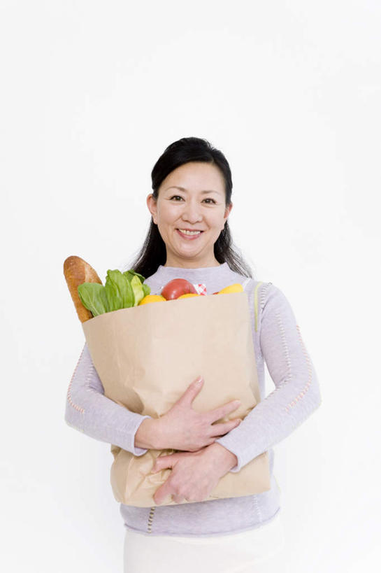 东方人,一个人,站,抱,笑,微笑,露齿笑,竖图,室内,白天,白色背景,正面,购物,消费,蔬菜,西红柿,袋子,亚洲,仅一个年轻女性,仅一个女性,仅一个人,服装,新鲜,包装袋,手提袋,食品,购物袋,注视,休闲装,黄种人,食物,两个,衣服,观察,看,站着,休闲,休闲服,金融,摄影,服饰,有机食品,绿色食品,影棚,抱着,观看,察看,搂着,购买,关注,贸易,年轻女性,女人,女性,亚洲人,番茄,搂,搂抱,站立,半身,彩图,影棚拍摄,拍摄