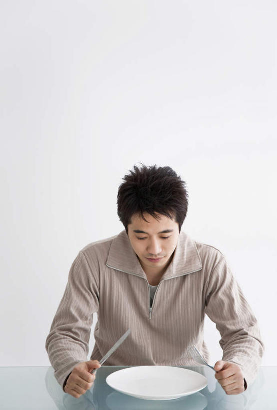 东方人,一个人,坐,竖图,室内,白天,白色背景,正面,餐桌,筷子,桌子,餐具,亚洲,仅一个男性,仅一个人,服装,碟子,盘,拿,拿着,注视,休闲装,黄种人,仅一个年轻男性,衣服,盘子,碟,观察,看,休闲,休闲服,摄影,服饰,影棚,餐台,观看,察看,关注,男人,男性,年轻男性,亚洲人,坐着,半身,彩图,影棚拍摄,拍摄