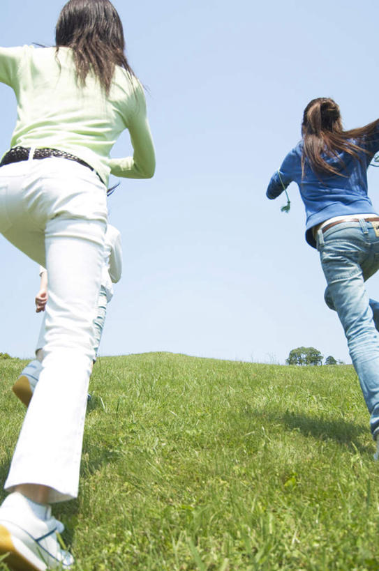 东方人,两个人,伙伴,朋友,跑,竖图,室外,白天,仰视,锻炼,友谊,运动,草地,草坪,植物,亚洲,阴影,服装,光线,影子,休闲装,黄种人,草,衣服,蓝色,绿色,蓝天,天空,阳光,天,休闲,休闲服,服饰,体育,友情,年轻女性,女人,女性,亚洲人,跑步,半身,彩图,低角度拍摄,健身